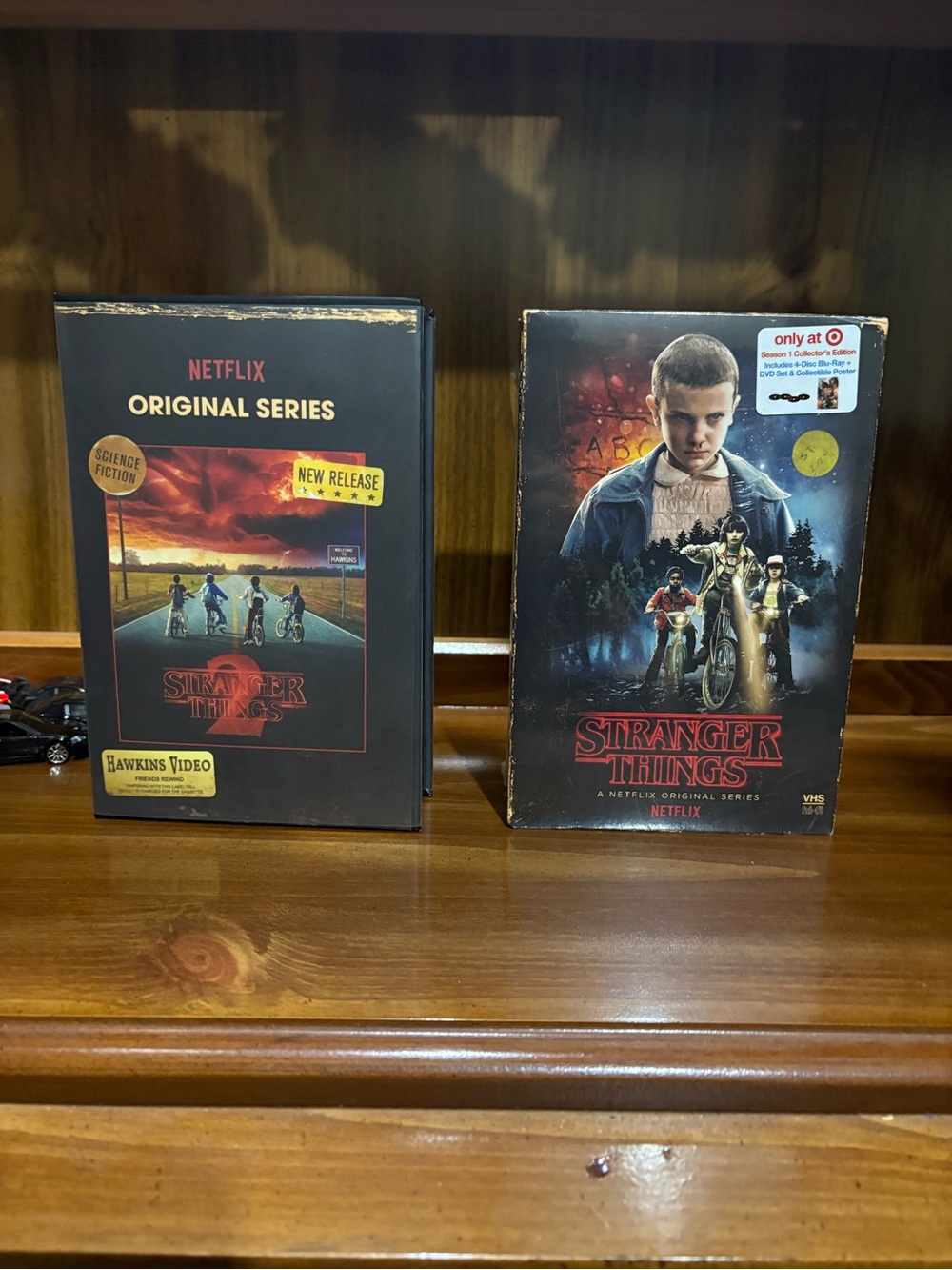 Netflix Stranger Things Collector VHS Style Set - Black BLUNDLE